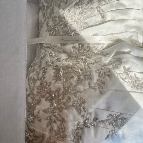 Wedding dress size is - Picture 8 of 11